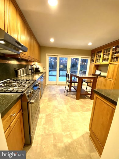 9038 Ashmeade Dr, Fairfax, VA 22032 - photo 4