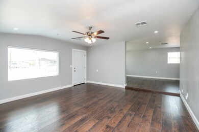 003-photo-living-room-6107378