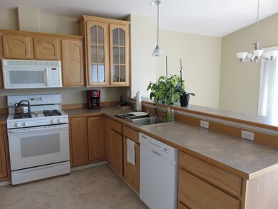 Kitchen & breakfast bar area
