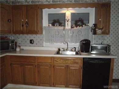 Kitchen Plenty of cabinets in this eat in kitchen!