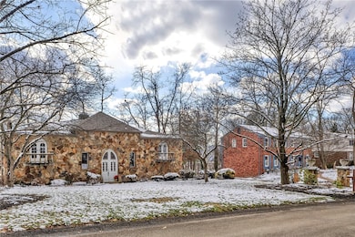 169 Woodshire Dr, Pittsburgh, PA 15215 - photo 2