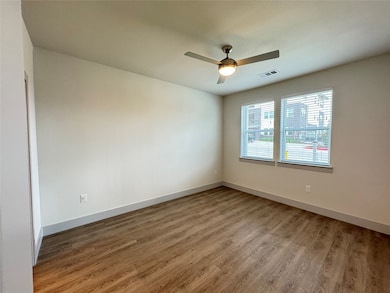SHOW UNIT, LAYOUT MAY BE DIFFERENT