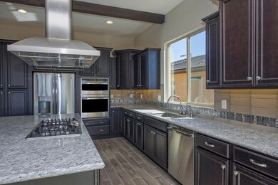 007_Amazing Gourmet Kitchen
