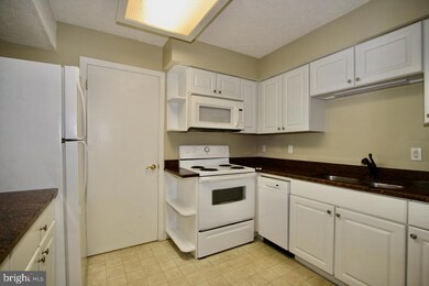 230 APT A Wakefield Rd, Hagerstown, MD 21740 - photo 3