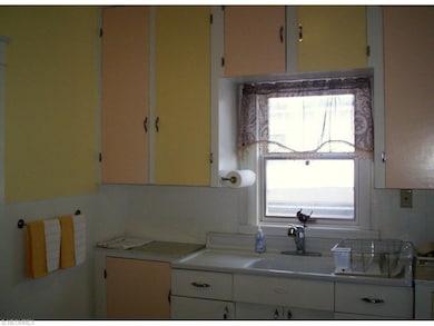 Light and bright retro kitchen!