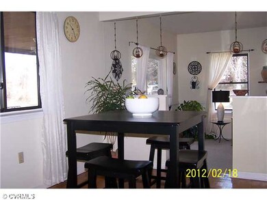 Breakfast Nook - Great eat-in space.