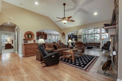 04_345 Mingo Way_Living01