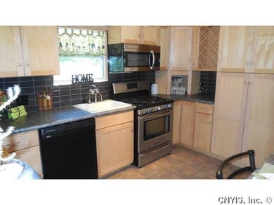 Kitchen Great kitchen with a wine rack and pantry 