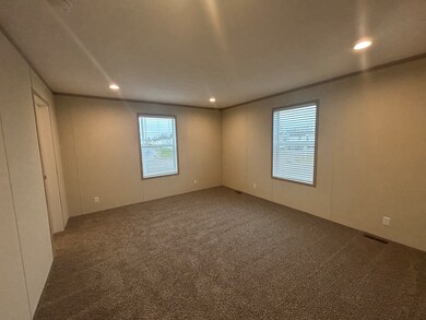547 Delaware unit 547, Belleville, MI 48111 - photo 3