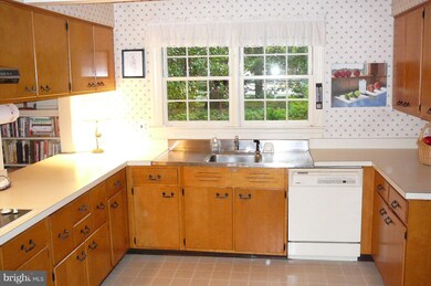 3340 Sleepy Hollow Rd, Falls Church, VA 22044 - photo 7