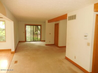 263-402289-LivingRoom
