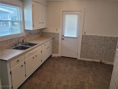 418 W Wilson St, Struthers, OH 44471 - photo 4