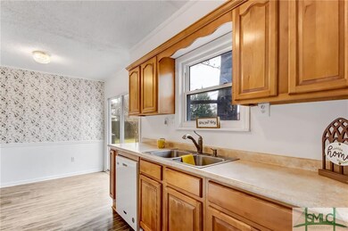 GALLEY KITCHEN - ALL KITCHEN APPLIANCES CONVEY