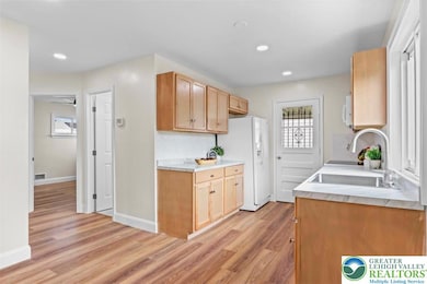 Gorgeous kitchen! Fresh and bright! new flooring,