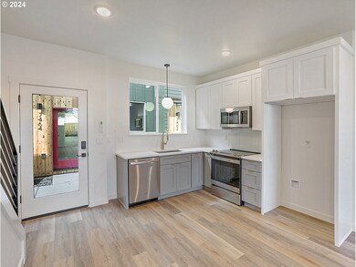 7476 N MacRum Ave unit 2, Portland, OR 97203 - photo 6