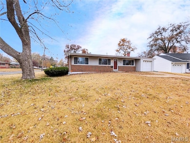 1305 Burning Tree Dr, Florissant, MO 63033 - photo 2