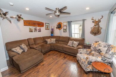 6520 Pipestone St EC Living room