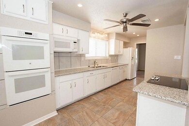 526 W Castle Harbour Dr, Friendswood, TX 77546 - photo 4