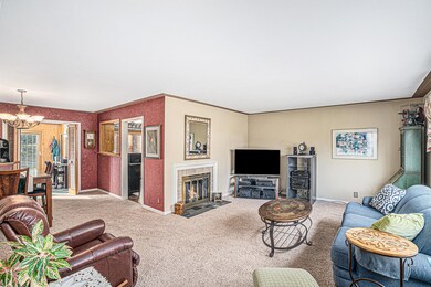 2520 Bruce Dr - Living Room