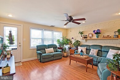 2791 Yarnall Rd, Halethorpe, MD 21227 - photo 4