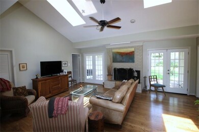 427 Wycliffe Dr, Houston, TX 77079 - photo 2