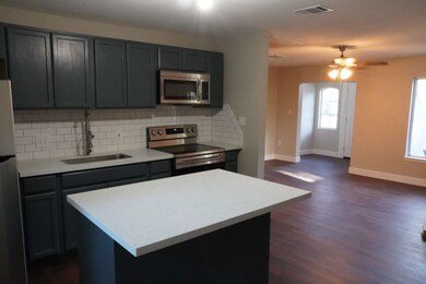 1914 W Sealy St, Alvin, TX 77511 - photo 5