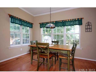 Breakfast - Breakfast area overlooking fenced back