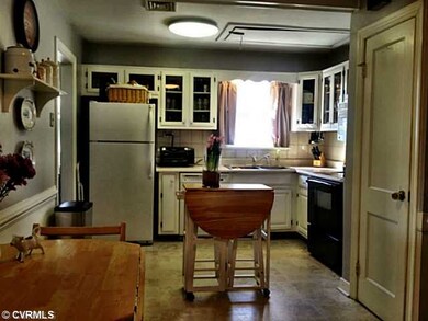 Kitchen - Large eat in kitchen. Pantry. Dishwasher