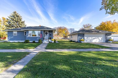 1425 S 11th St, Grand Forks, ND 58201 - photo 2