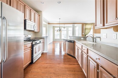 Kitchen offers all stainless steel appliances, rec