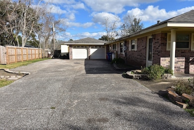 203 San Bernard St, Bay City, TX 77414 - photo 4