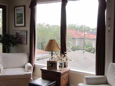 Living Room. Windows galore