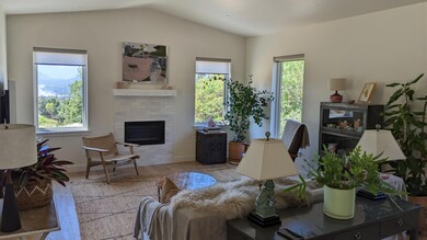 139 NE Vertical Dr, Grants Pass, OR 97526 - photo 2