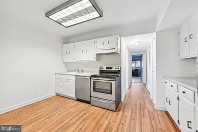 9715 Kings Crown Ct unit 2, Fairfax, VA 22031 - photo 6