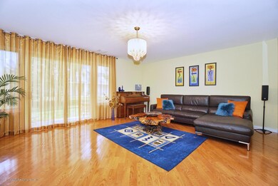 (5) FAMILY ROOM