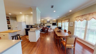 Eat-in kitchen