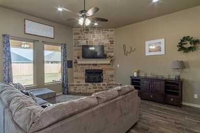 3313 Arrow Creek Dr, Granbury, TX 76049 - photo 2