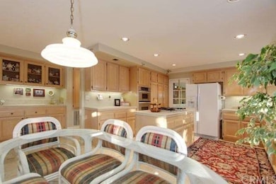 KITCHEN + WALK UP WET BAR