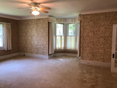 Living Room with Bay Window (1)