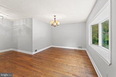 12301 Valleywood Dr, Silver Spring, MD 20902 - photo 4