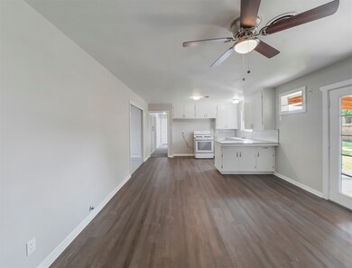 815 Rainy River Dr, Houston, TX 77088 - photo 4