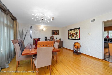 (6) DINING ROOM