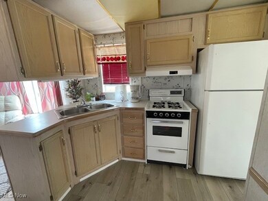 4534 Lake Rd E unit 12, Geneva, OH 44041 - photo 3