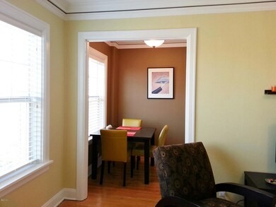 Dine in kitchen