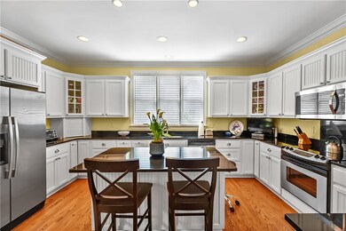 Beautiful spacious kitchen with center island