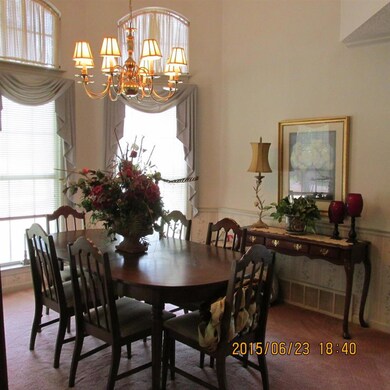 Beautiful dining room with lots of natural light. 