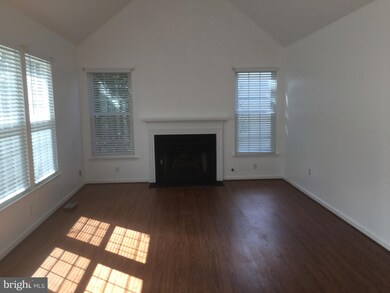 18885 Leaf Covered Ct, Triangle, VA 22172 - photo 2