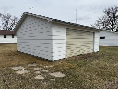 209 S Badger St, Wishek, ND 58495 - photo 4
