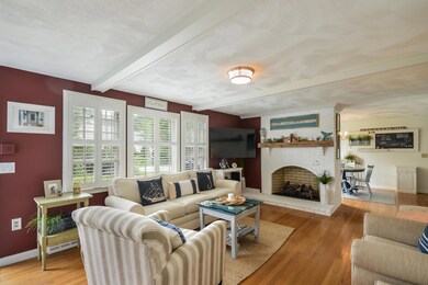 009-photo-living-room-6184636