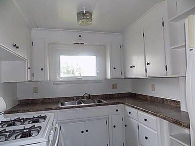 326 Emerson St, Vandergrift, PA 15690 - photo 5